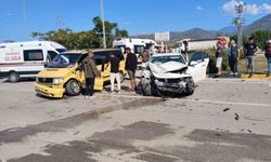 Fethiye'de otomobil ile kamyonet çarpıştı: 5 yaralı