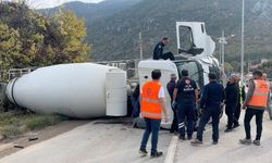 Freni boşalan beton mikseri otomobile çarpıp devrildi: 3 kişinin yaralandığı kaza kamerada