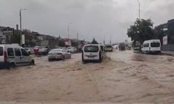 Gaziantep'te sağanak yağış sonrası yollar göle döndü