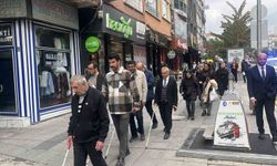 Görme engelliler için beyaz bastonlarla yürüdüler