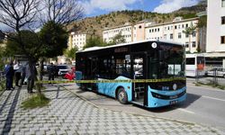 Gümüşhane'de otomobil durakta bekleyen otobüse çarptı: 2 yaralı