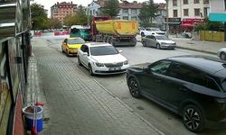 Hafriyat yüklü kamyon ile minibüs çarpıştı: 10 yaralı