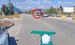İçinde cenaze bulunan tabut, seyir halindeki cenaze nakil aracından yola düştü