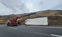 Iğdır-Doğubayazıt yolunda araç devrildi: Yol trafiğe kapandı