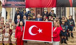 İlmek ilmek dokunan Türk bayrağı Vali Elban'a teslim edildi