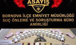 İzmir'de bir evde binlerce uyuşturucu hap ele geçirildi