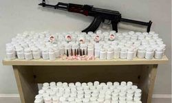 İzmir'de bir evden binlerce uyuşturucu hap ve kalaşnikof ele geçirildi