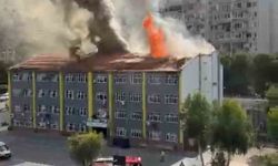 İzmir'de okul çatısında korkutan yangın