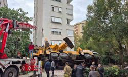 Kadıköy'de devrilen vinç 11 katlı binanın girişine çarptı