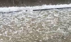Kahta'da dolu yağışı karayolunu beyaza bürüdü