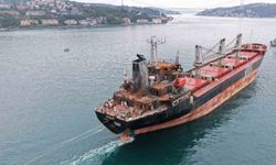 Karadeniz'de İHA saldırısına uğrayan 'MV Aroyat' İstanbul Boğazı'ndan geçti