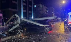 Karaman'da otomobil refüjdeki direği devirdi: 2 yaralı