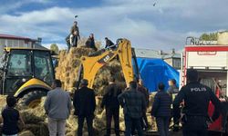 Karayazı'da evin önündeki otlar alev aldı