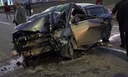 Karlıova'da otomobil direğe çarptı: 3 yaralı