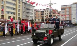 Kars'ta Cumhuriyet'in 103. yılı yağmur altında coşkuyla kutlandı