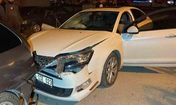 Kavşaktaki kaza kamerada: 2'si ağır 3 kişi yaralandı