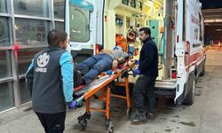Kayganlaşan yolda devrilen motosikletin sürücüsü yaralandı