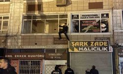 Kayseri'de kendine zarar veren şahsı, polis ekipleri zor kullanarak kurtardı