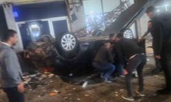 Kayseri'de otomobil 50 metre yükseklikteki kayalıktan dükkanların üzerine uçtu: 1 yaralı