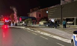 Kayseri'de park halindeki 3 araca çarpan otomobil, alev aldı: 2 yaralı