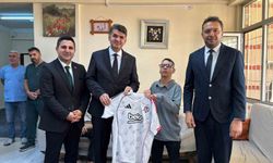 Kilis'te Beşiktaş sevdalısı Metin'e imzalı forma hediye edildi