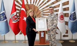 Kızılay'dan Tuğgeneral Mustafa Baş'a Kurumsal Gümüş Madalya