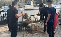 Koçarlı'da öğrenciler okul bahçesini temizleyerek çevre duyarlılığına dikkat çekti