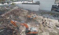 Kontrollü yıkım sırasında kepçe molozların altında kaldı