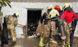 Küçükçekmece'de evi suyu basan adam itfaiye ekipleri tarafından kurtarıldı