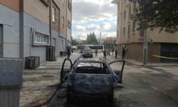 Kundaklandığı iddia edilen otomobil küle döndü