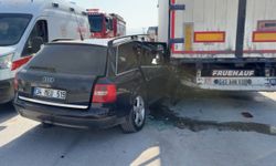 Kütahya'da otomobil tırın dorsesine saplandı: 1 yaralı
