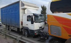 Malatya'da yolcu otobüsü ile kamyon çarpıştı, viyadükte trafik kilitlendi