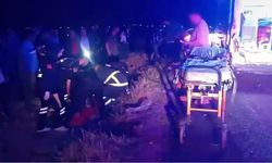 Mardin'de otomobil motosikletle çarpıştı: 1'i ağır 2 yaralı