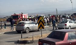 MHP'li milletvekili ve il başkanının konvoyunda kaza: 1 ölü, 4 yaralı