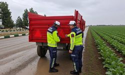 Muş'ta traktör römorklarına reflektör takıldı