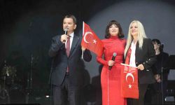 Osmangazi'de Cumhuriyet coşkusu Göksel'in şarkılarıyla taçlandı