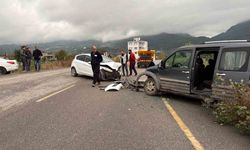 Osmaniye'de hafif ticari araçla otomobil çarpıştı: 3 yaralı