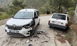 Osmaniye'de hafif ticari araçla otomobil kafa kafaya çarpıştı: 3 yaralı