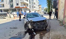 Otomobil ile kamyonet çarpıştı: 1'i ağır 2 yaralı