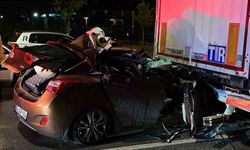 Otomobil lastiği patlayan tıra ok gibi saplandı: 2 yaralı