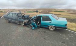 Otomobillerin kafa kafaya çarpıştığı kazada 5 kişi yaralandı