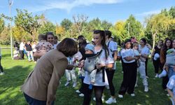 Parktan çıkarılan anneleri Ayşe Ünlüce ağırladı