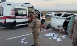 Patnos'ta feci kaza: 7 kişinin bulunduğu araç takla attı