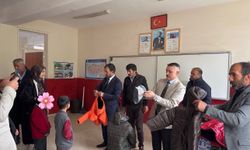 Patnos'ta öğrencilere mont ve bot desteği
