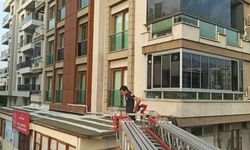 Payas'ta balkon boşluğunda mahsur kalan güvercin kurtarıldı