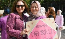 Pembe kurdeleli farkındalık yürüyüşü