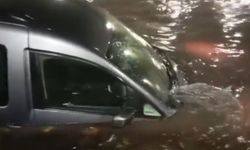 Pendik'te alt geçidi su bastı, sürücü ve kızı mahsur kaldı
