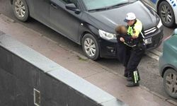 Polisin yaralı kadına yardımı yürekleri ısıttı: Kaldırıma taşıdı, ıslanmasın diye yelekle korudu