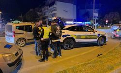 Polisten kaçan motosiklet sürücüsü otomobile çarptı