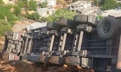 Rampada kontrolden çıkan tır devrildi: 1 yaralı